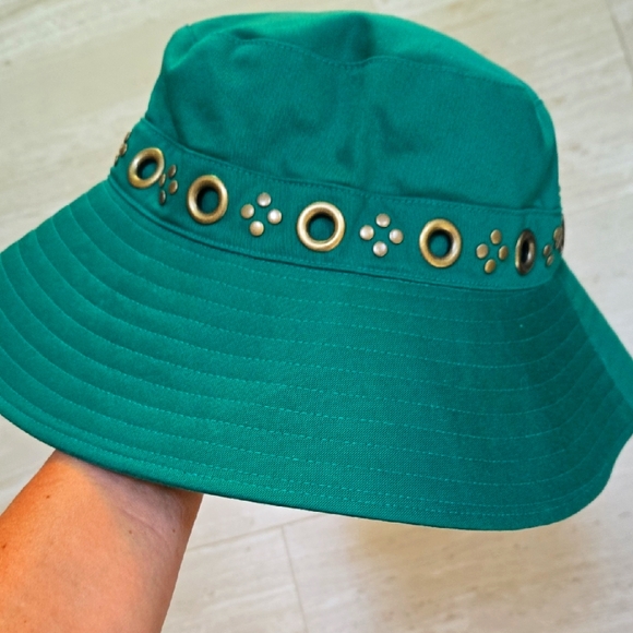 Banana Republic Accessories - Banana Republic Stylish Bold Kelly Green Bucket Hat with Golden Accents